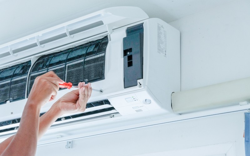 Climaticien VS Plomberie installant une climatisation près du Beausset
